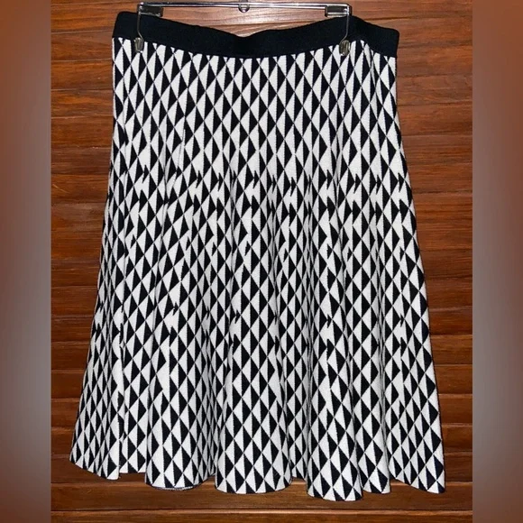 A-line fit & flare Skater Skirt.Retro Black/White Geometric design.Stretch knit. - Picture 6 of 9